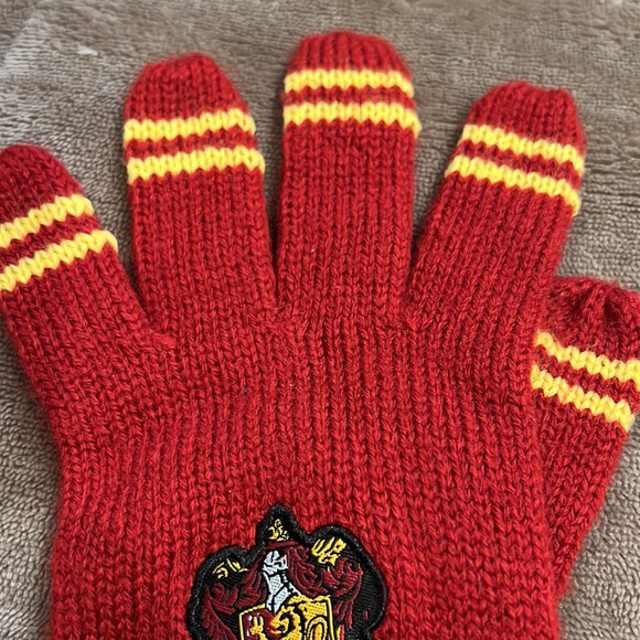 Harry Potter Gryffindor gloves from the wizarding world of Harry Potter - Picture 3 of 4